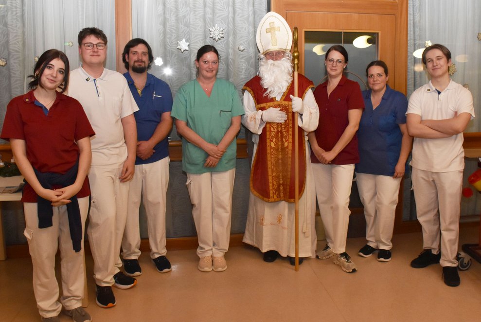 Gruppenfoto Kolleginnen und Kollegen mit dem Nikolaus