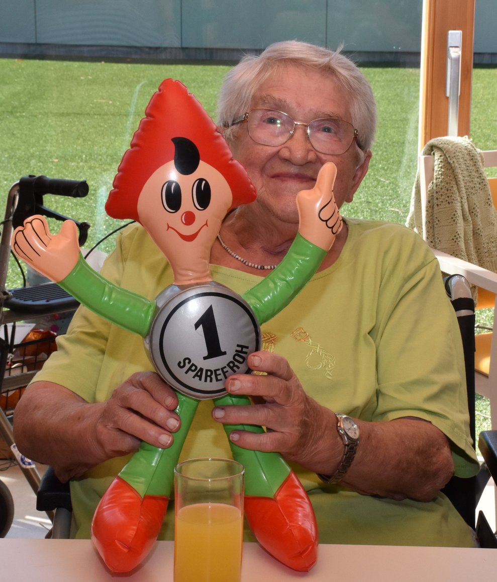 Frau Gottfrieda Rohrbeck mit dem aufblasbaren Sparefroh.