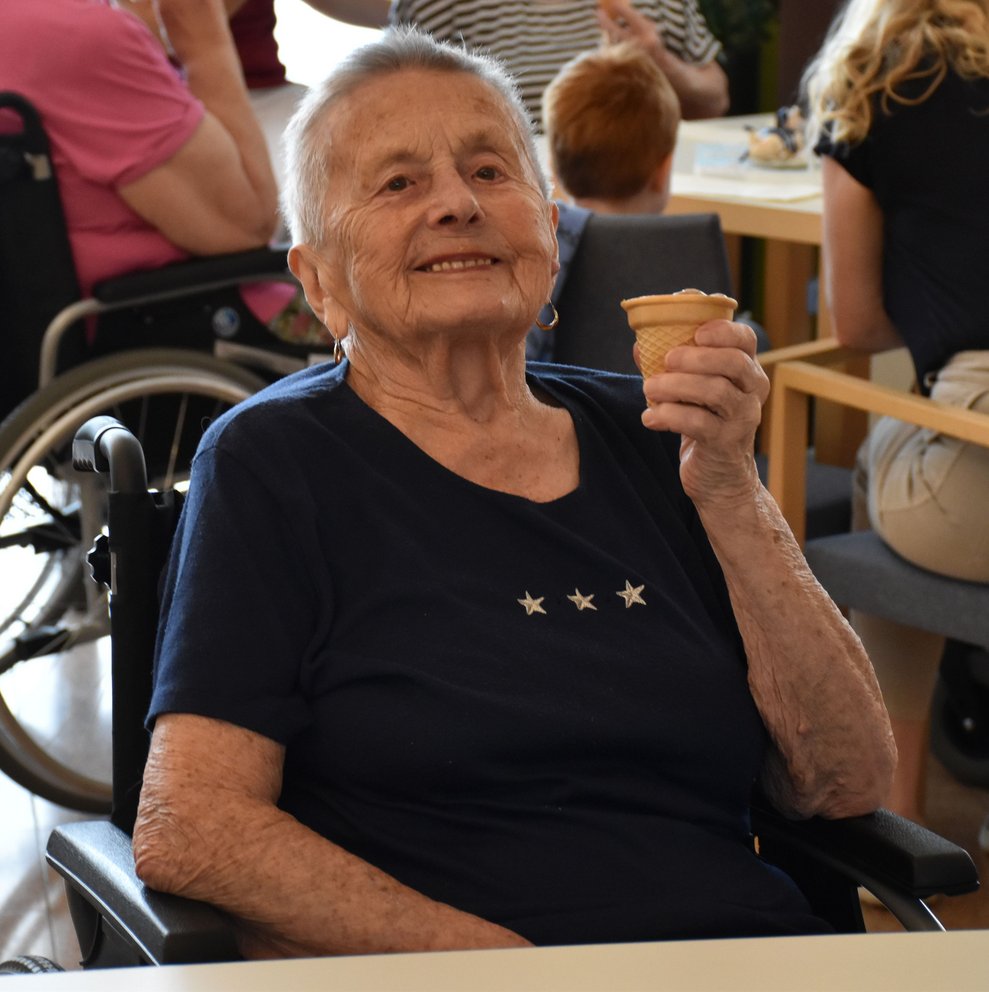 Frau Zwettler mit Eis.