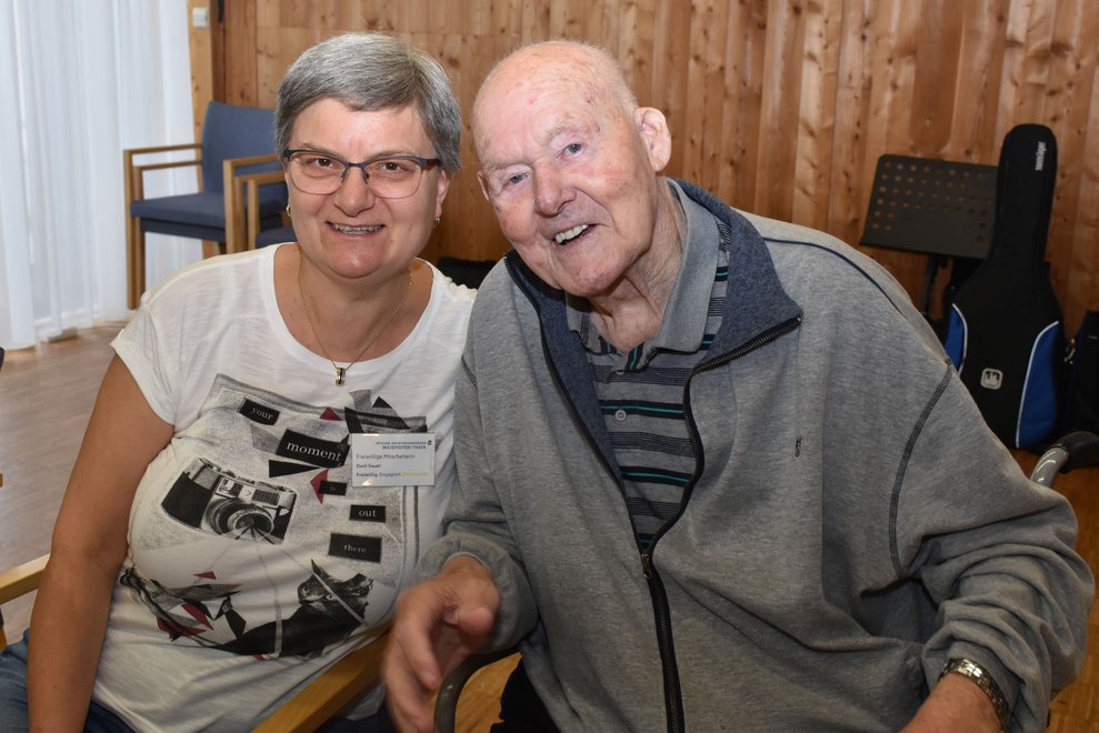 Ehrenamtliche Dorli Sauer mit Hr. Schmid