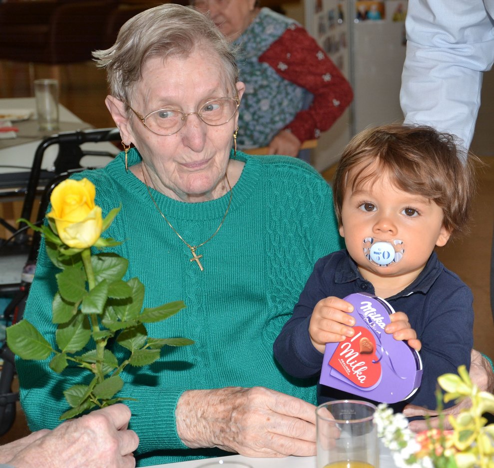 Bewohnerin hält ein Kind