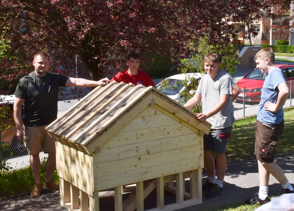 Hasenstall wird transportiert.