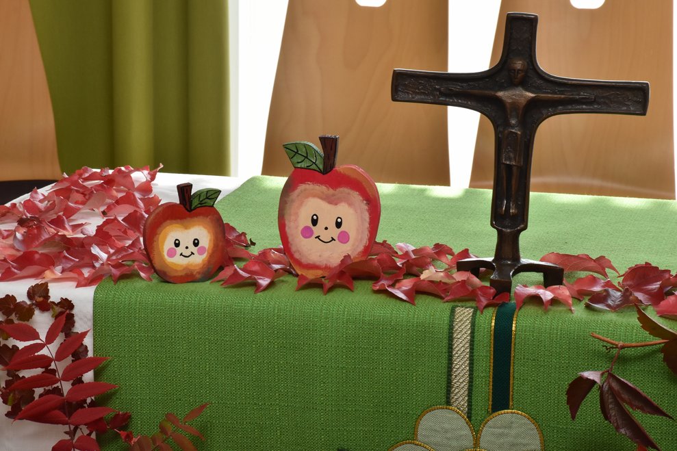 Altar mit Dekoration.