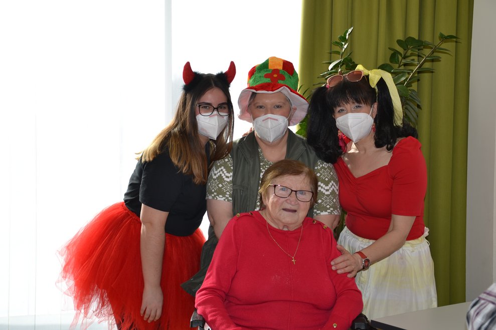 BetreuerInnen mit Bewohnerin