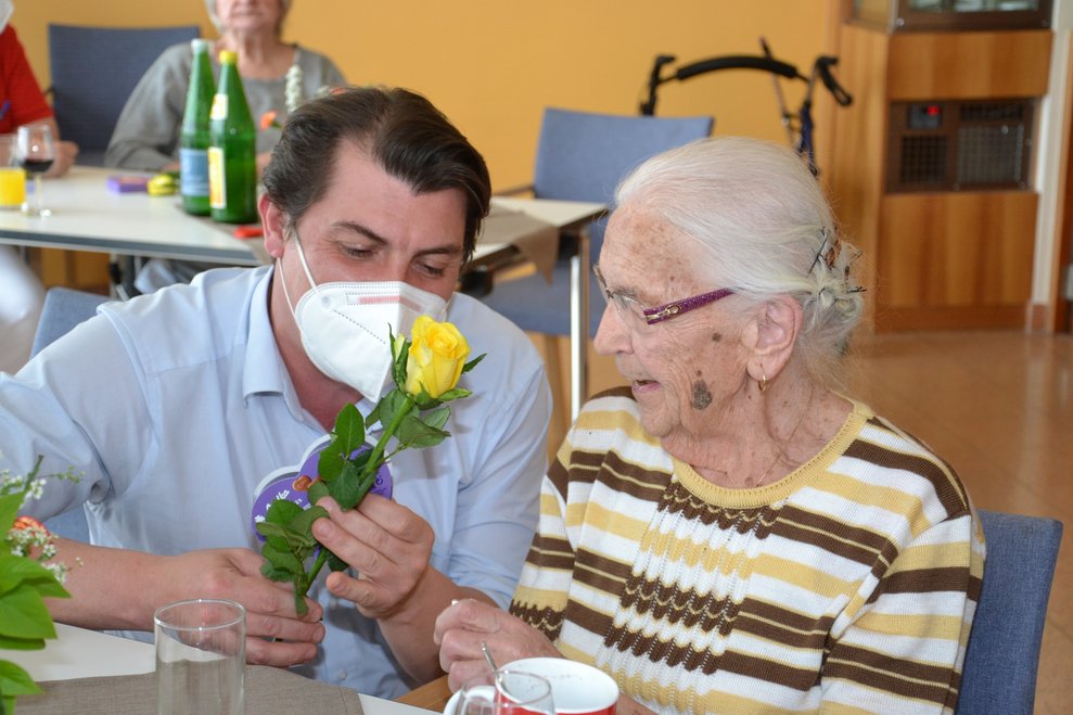 Direktor mit Bewohnerin