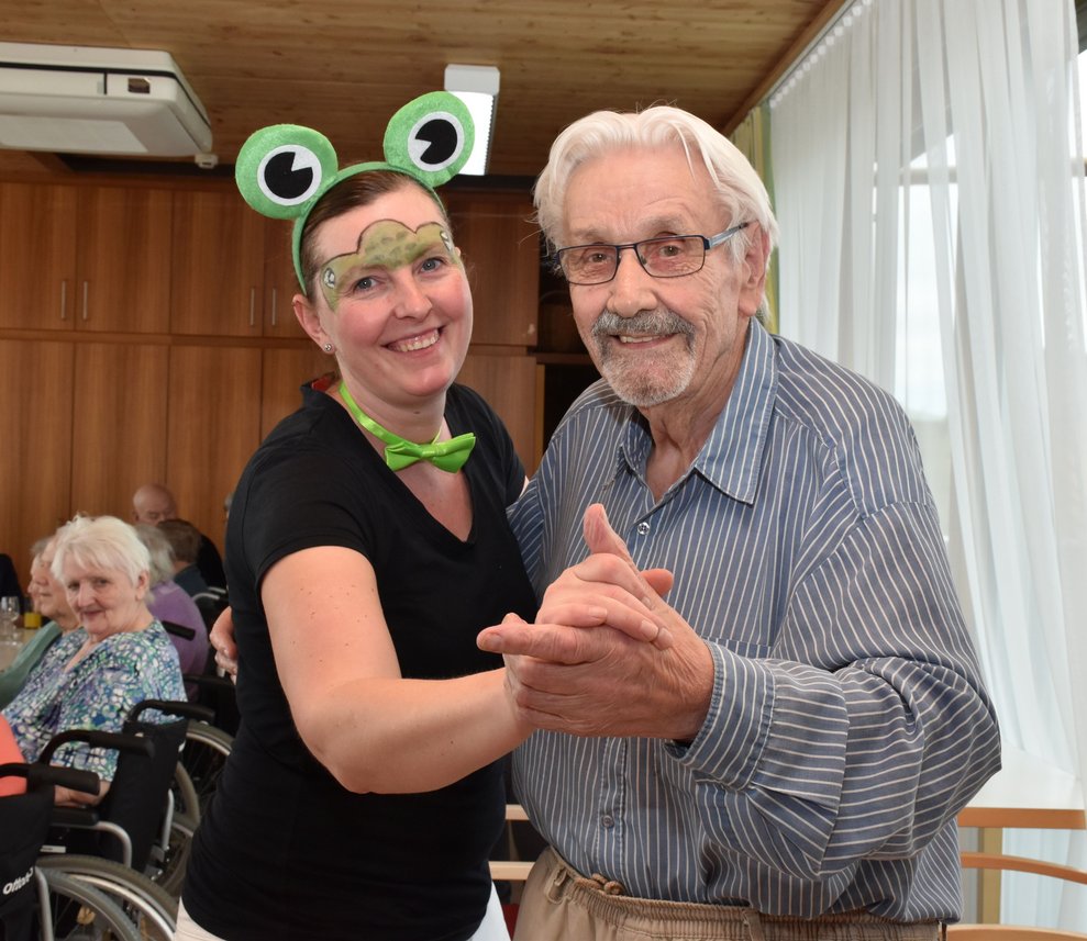 Karin Steiger und Herr Stark tanzen.