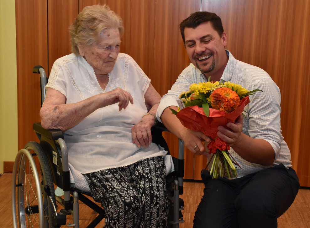 Eine Frau und ein Mann.