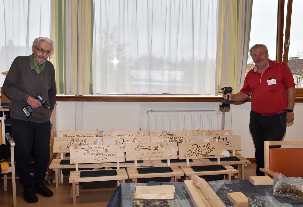 Hr. Stark und EA Gerhard Wachter zeigen alle fertigen Werkstücke.