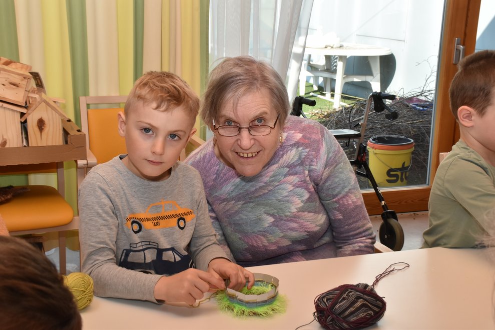 Ein Junge und eine Frau.