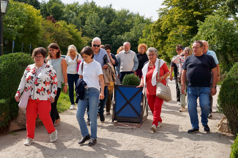 Die Ehrenamtlichen marschieren zum Schloss.