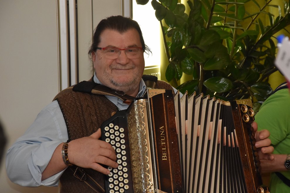 Ein Mann mit Instrument.