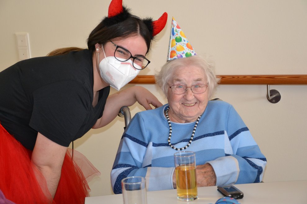 Bewohnerin und Betreuerin