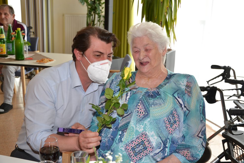 Direktor mit Bewohnerin