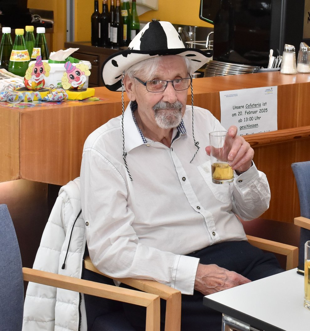 Herr Stark verkleidet mit Hut.