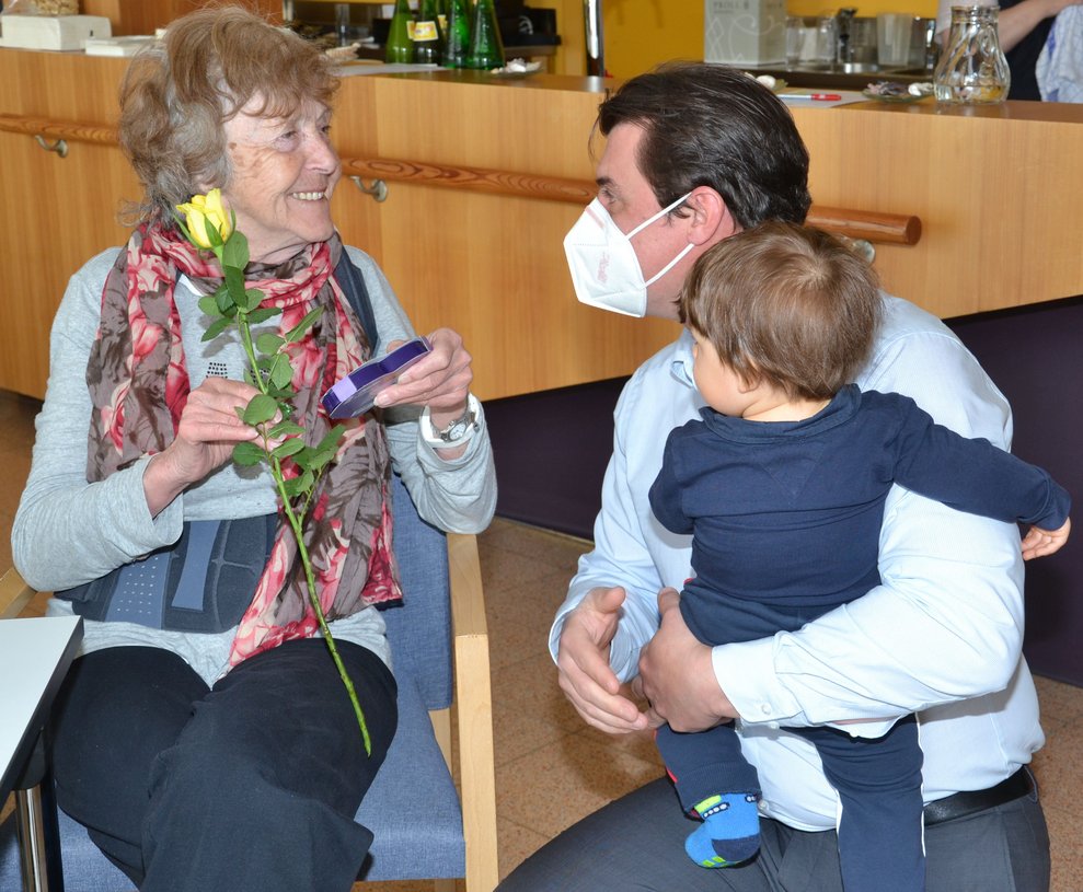 Bewohnerin kriegt eine Rose geschenkt