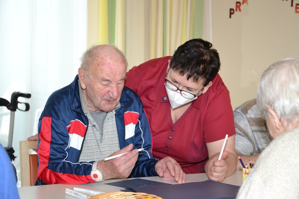 Bewohner und Betreuerin