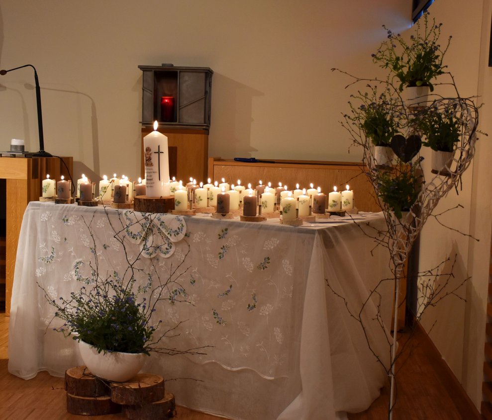 Alle Kerzen brennen am Altar.