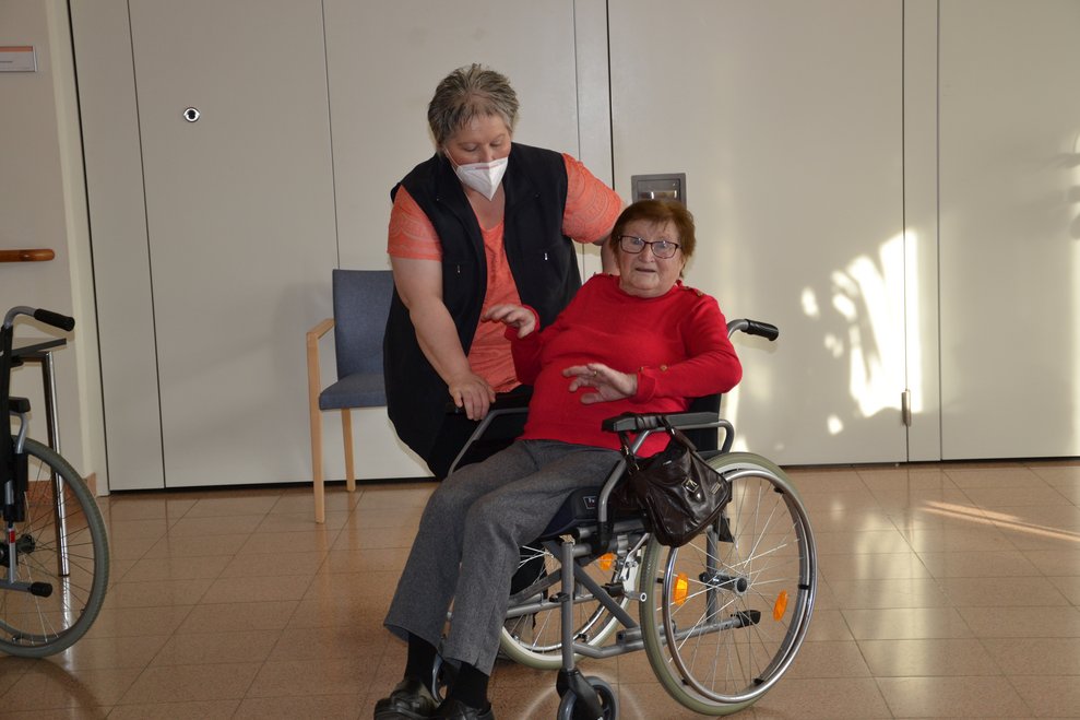 Betreuerin und Bewohnerin 