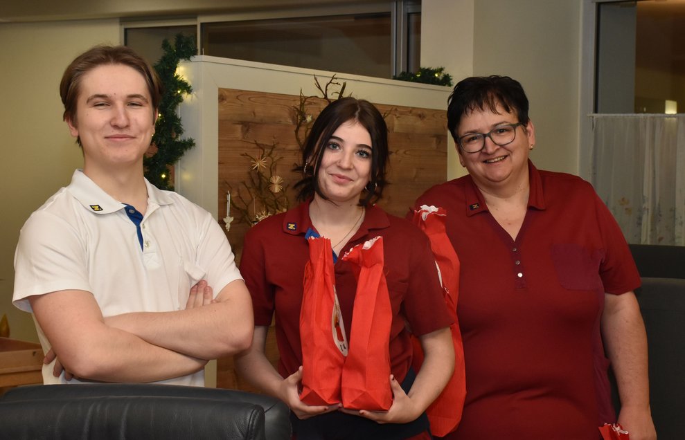 3 fleißige Helferlein unterstützen Nikolaus beim Austeilen