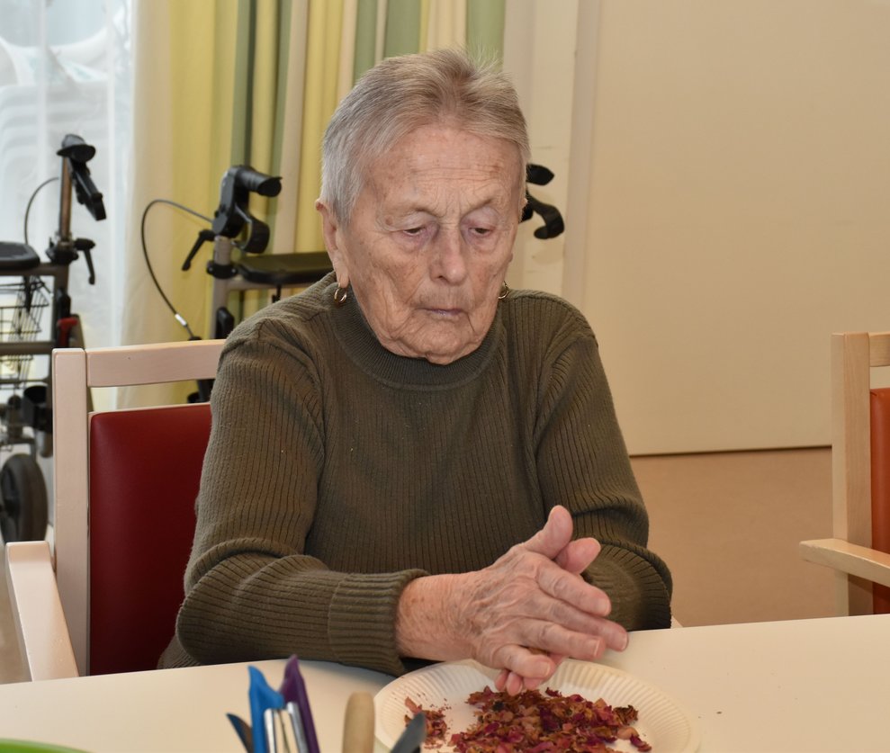 Fr. Zwettler zerkleinert die trockenen Kräuter.