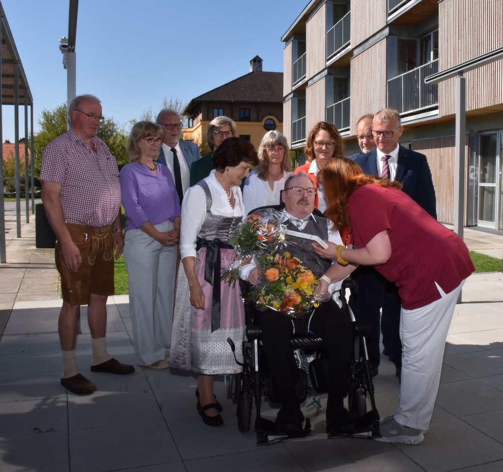 Manuela Heuing gratuliert.