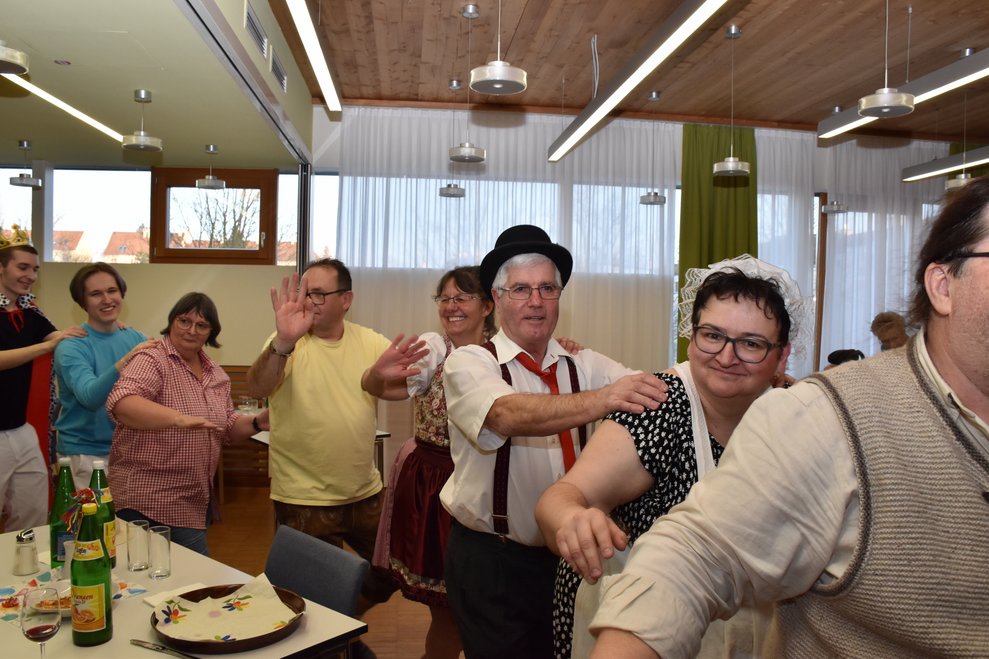 Polonaise durch das Kaffeehaus.