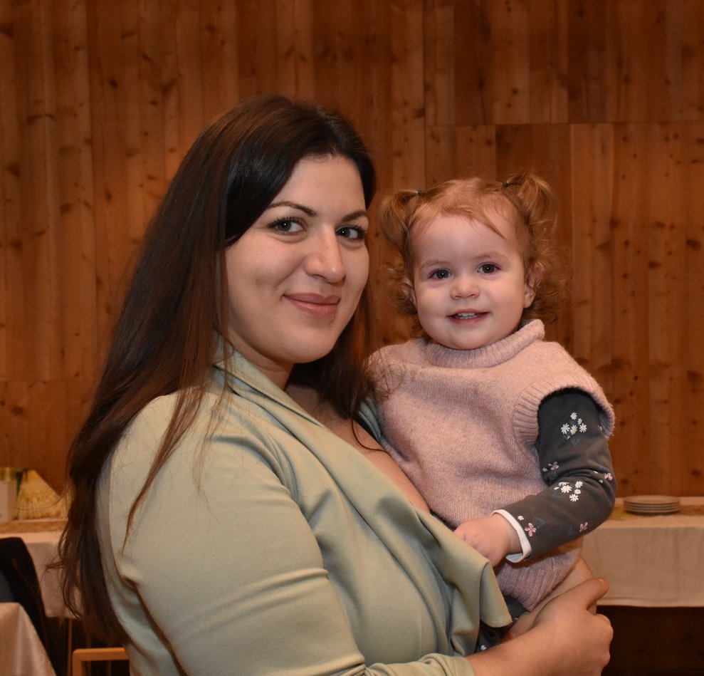 Ein Frau und ein Kleinkind.