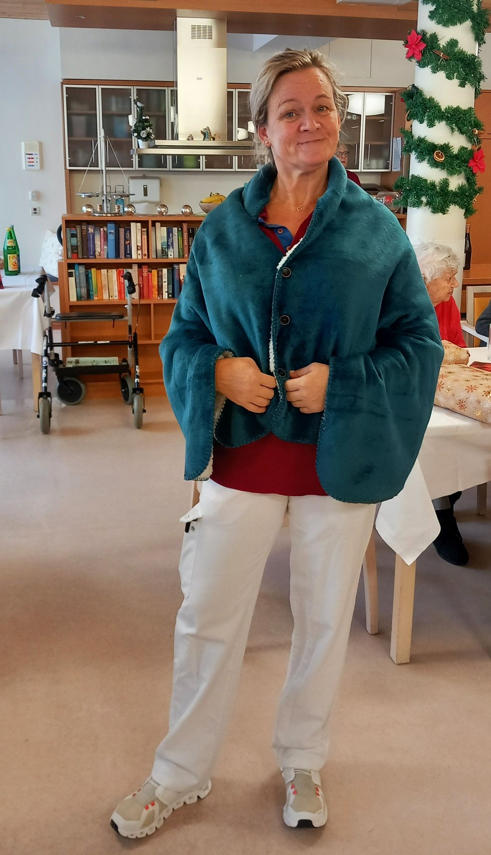 Regina Novotny mit dem Weihnachtsgeschenk.