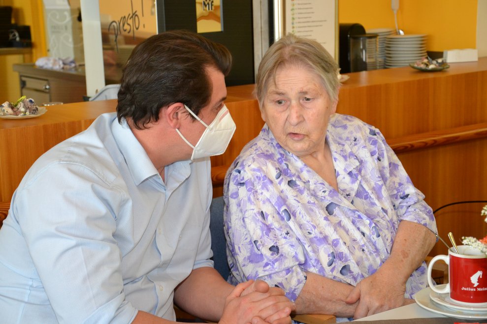 Direktor mit Bewohnerin