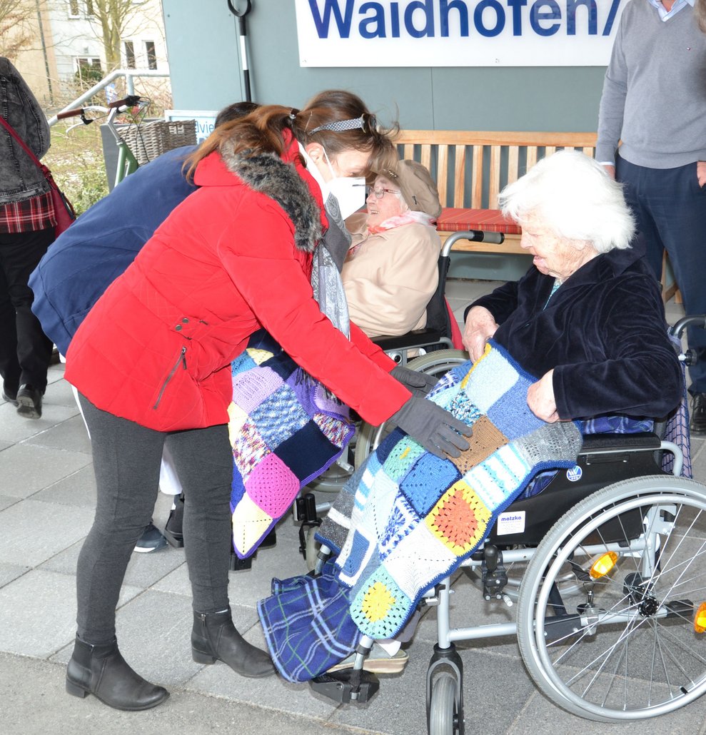 Bewohnerin bekommt Rohlstuhldecke