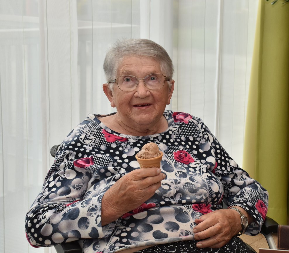 Frau Rohrbeck isst Eis.