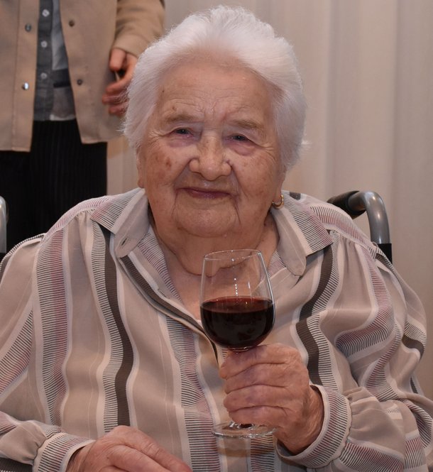 Die Jubilarin mit einem Glas Wein.