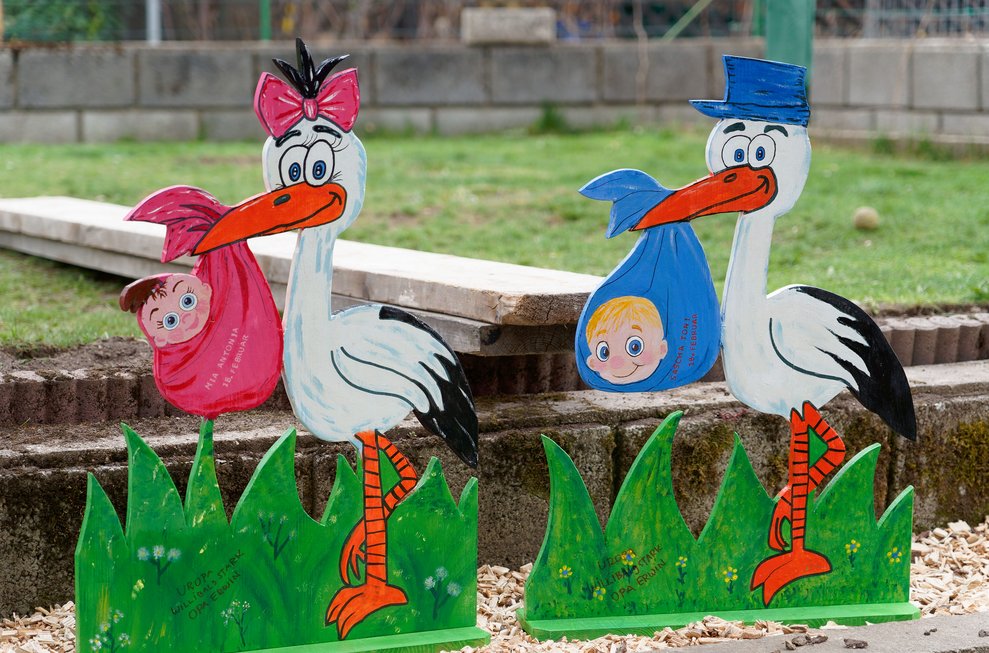 Zwei Störche aus Holz.