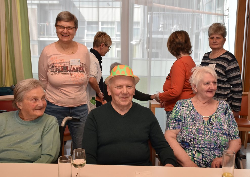 Herr Christ erhält den Hut als Nächstes.