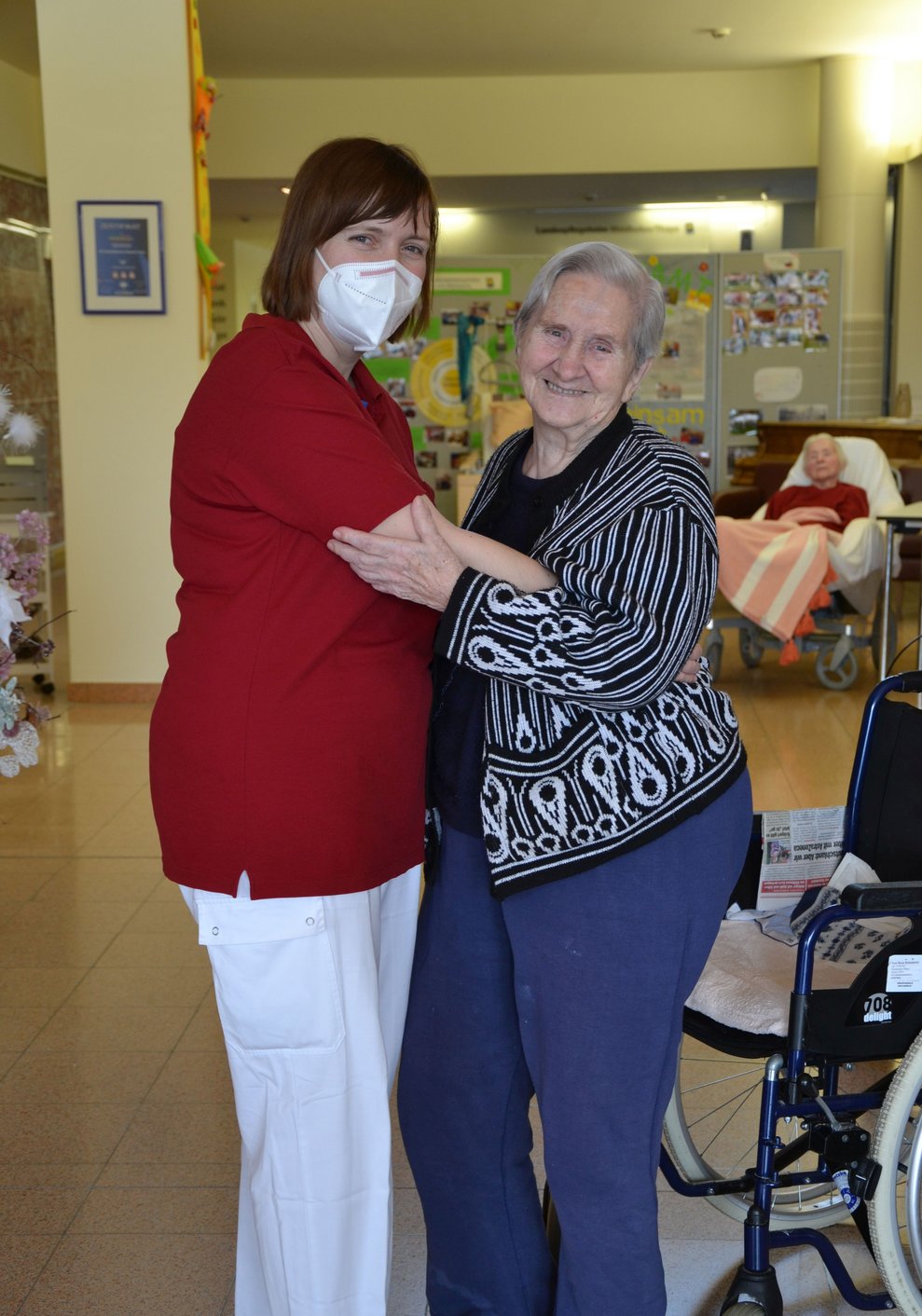 Bewohnerin und Betreuerin tanzen