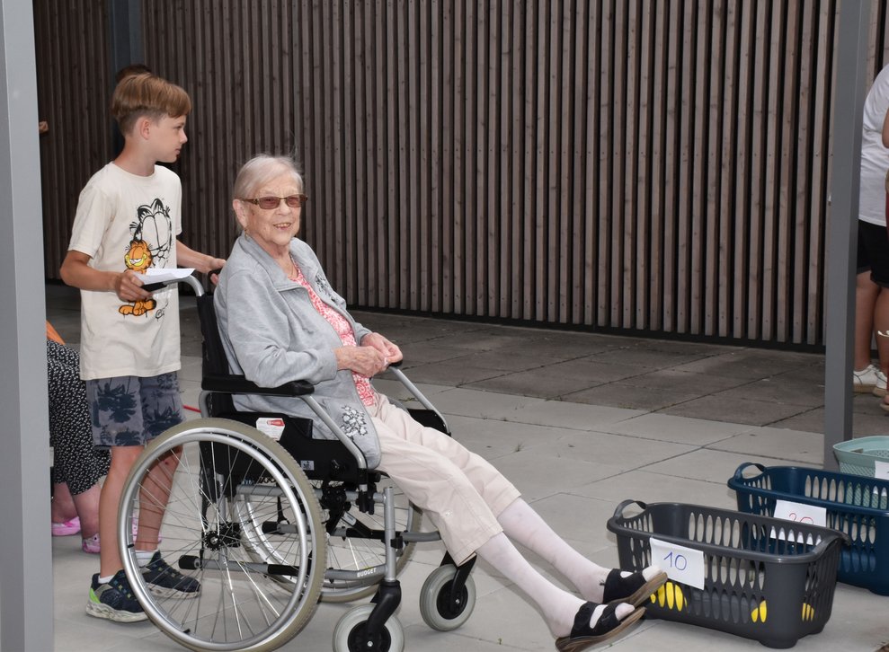 Frau Brait mit einem Schüler.