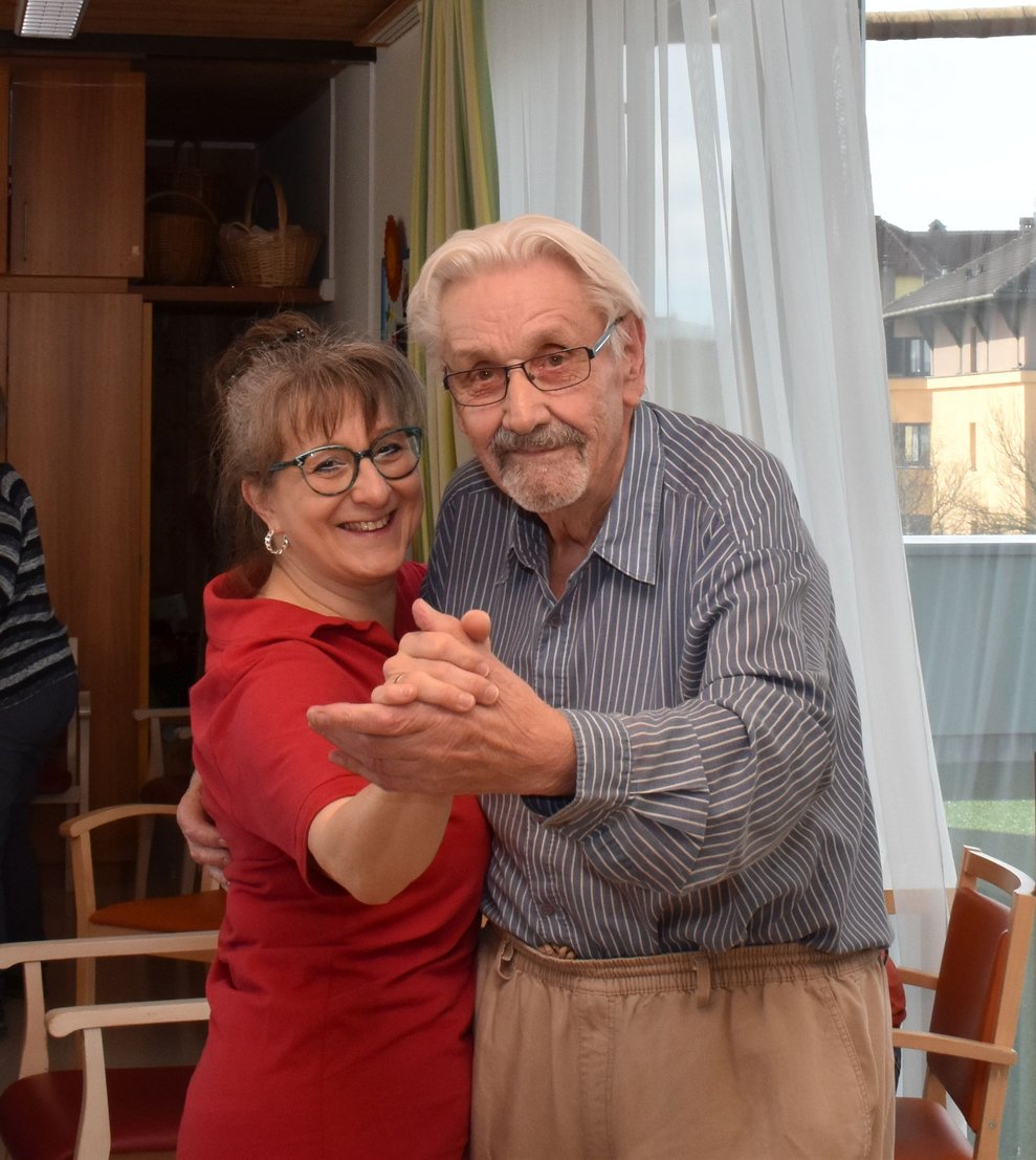 Anita Talamas-Engel tanzt mit Willibald Stark.