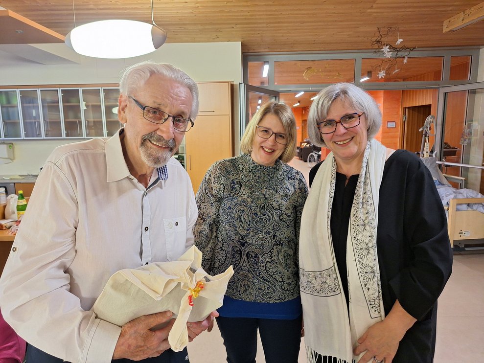 Ein Mann und zwei Frauen.