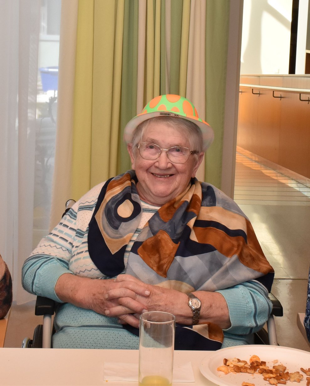 Frau Rohrbeck mit Hut.