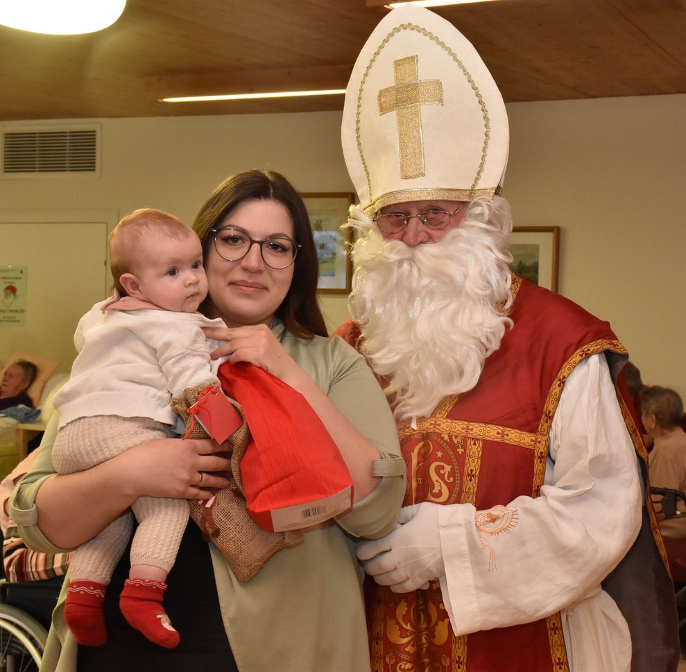 Kleines Baby bekommt Sackerl