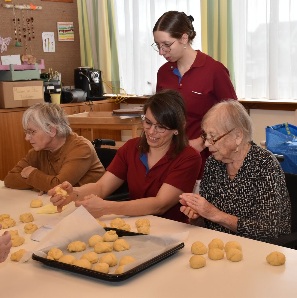Vier Frauen beim Backen.
