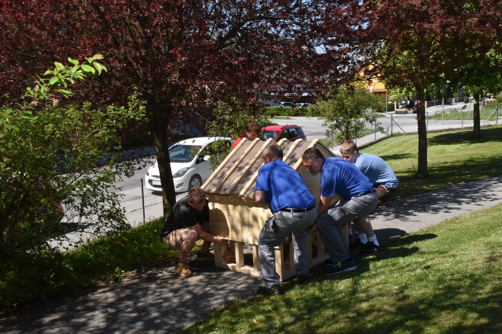 Hasenstall wird getragen.