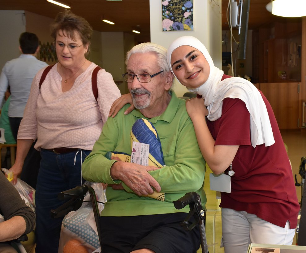 Praktikantin Rukhsar umarmt Herrn Stark.