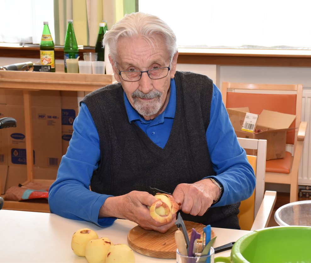 Herr Stark schält Äpfel.