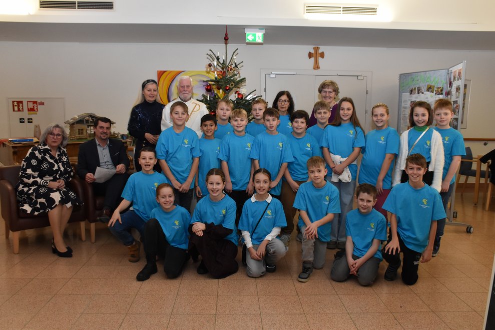 Gruppenfoto mit der Leitung und den Kindern der Volksschule.