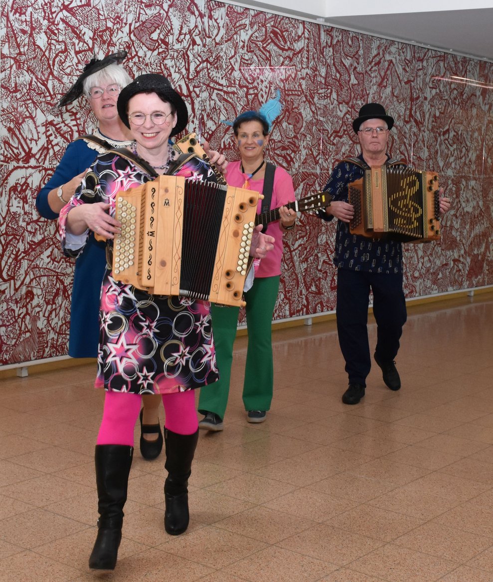 Drei Musikantinnen und ein Musikant.