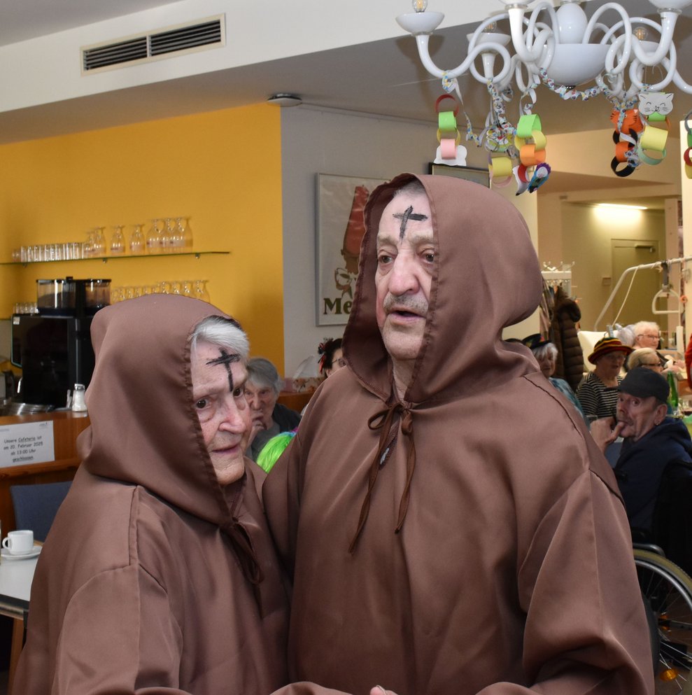 Herr und Frau Biegl tanzen.