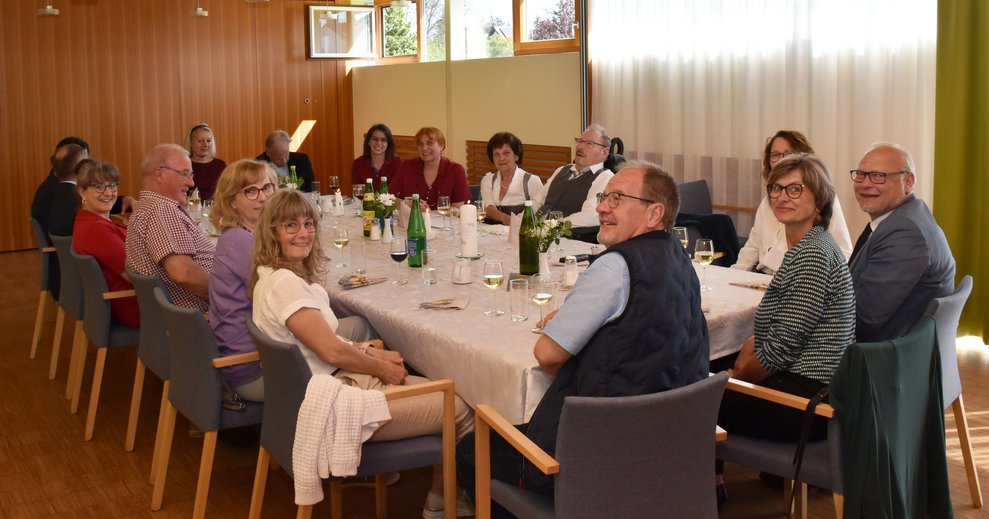 Gemütliche Runde am Tisch.