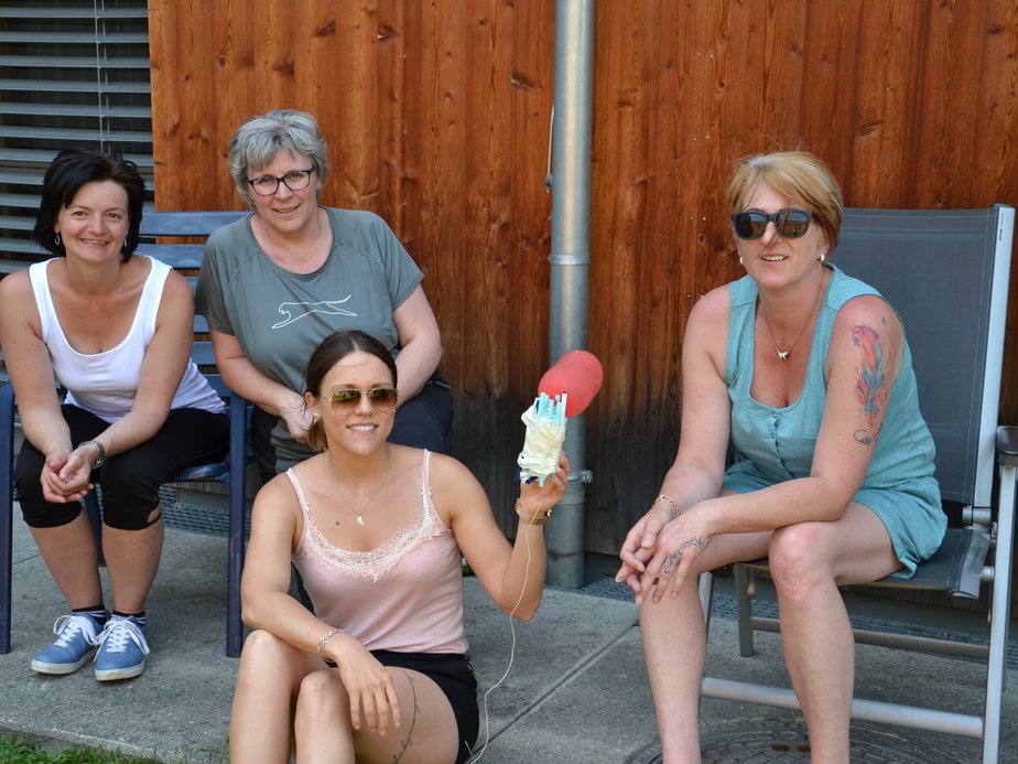 Personen sitzen nebeneinander.