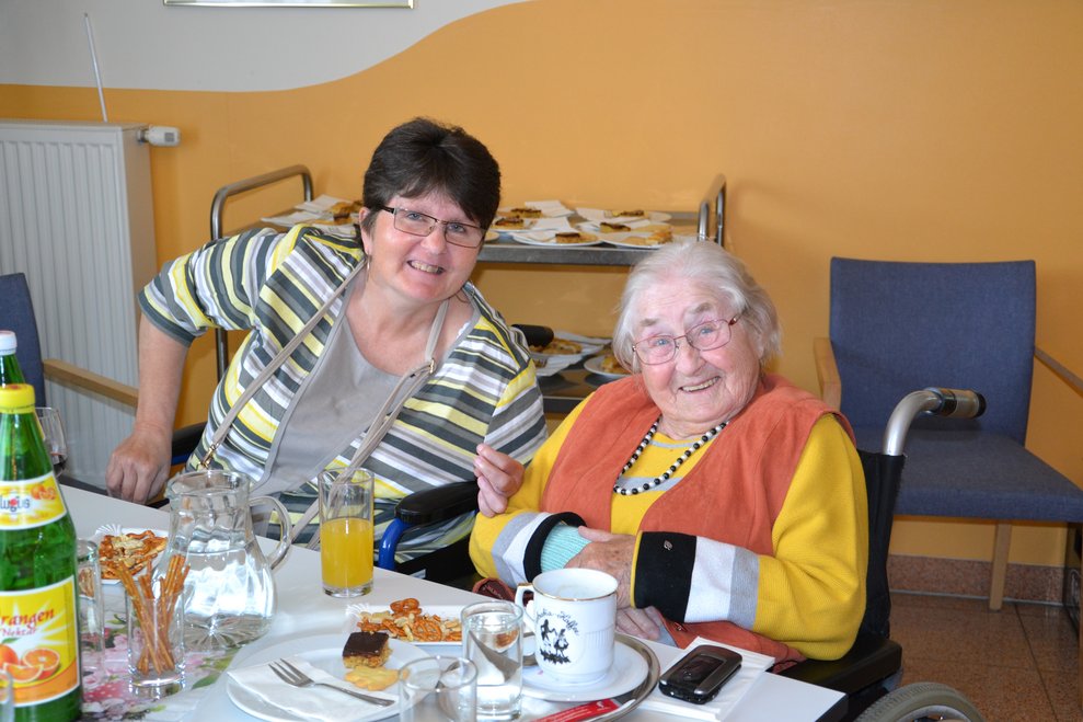 Bewohnerin und Betreuerin 
